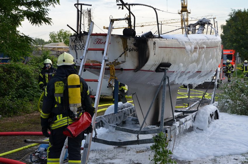 Feuer 1 Yacht explodiert Koeln Muelheim Hafen Muelheim P042.JPG